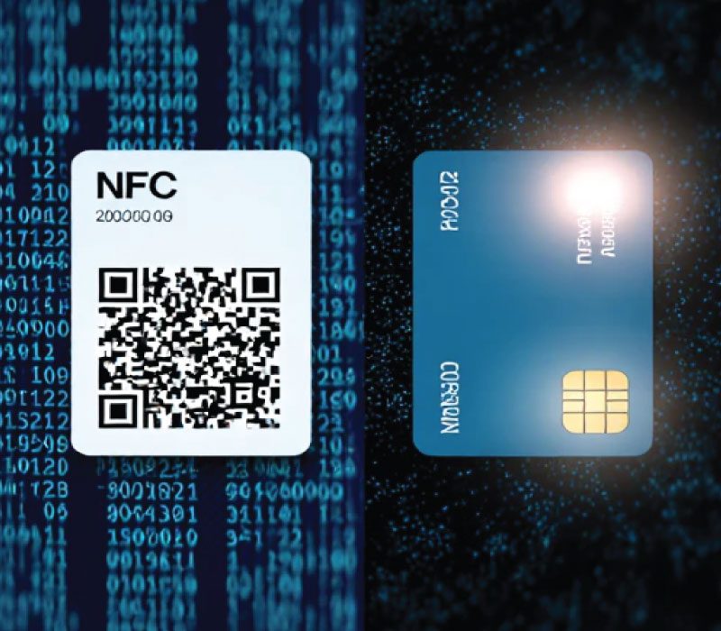تصویر مقایسه‌ای بین کارت ویزیت دیجیتال آنلاین و کارت فیزیکی NFC، با آیکون‌های فناوری و تفاوت‌های کلیدی مثل قابلیت به‌روزرسانی و اتصال بدون اینترنت، روی پس‌زمینه تک‌رنگ مدرن.