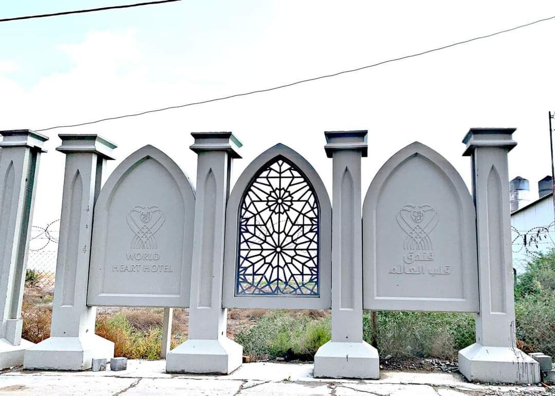 طرحی که لمس میشود؛ تبدیل لوگوی دیجیتال به لوگوی بتنی با صنعت مجد 2 لوگو بتنی اجرا شده در دیوار توسط صنعت مجد